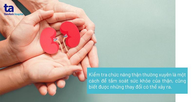 Uống đủ nước mỗi ngày giúp hỗ trợ chức năng thận và duy trì sức khỏe tổng thể.